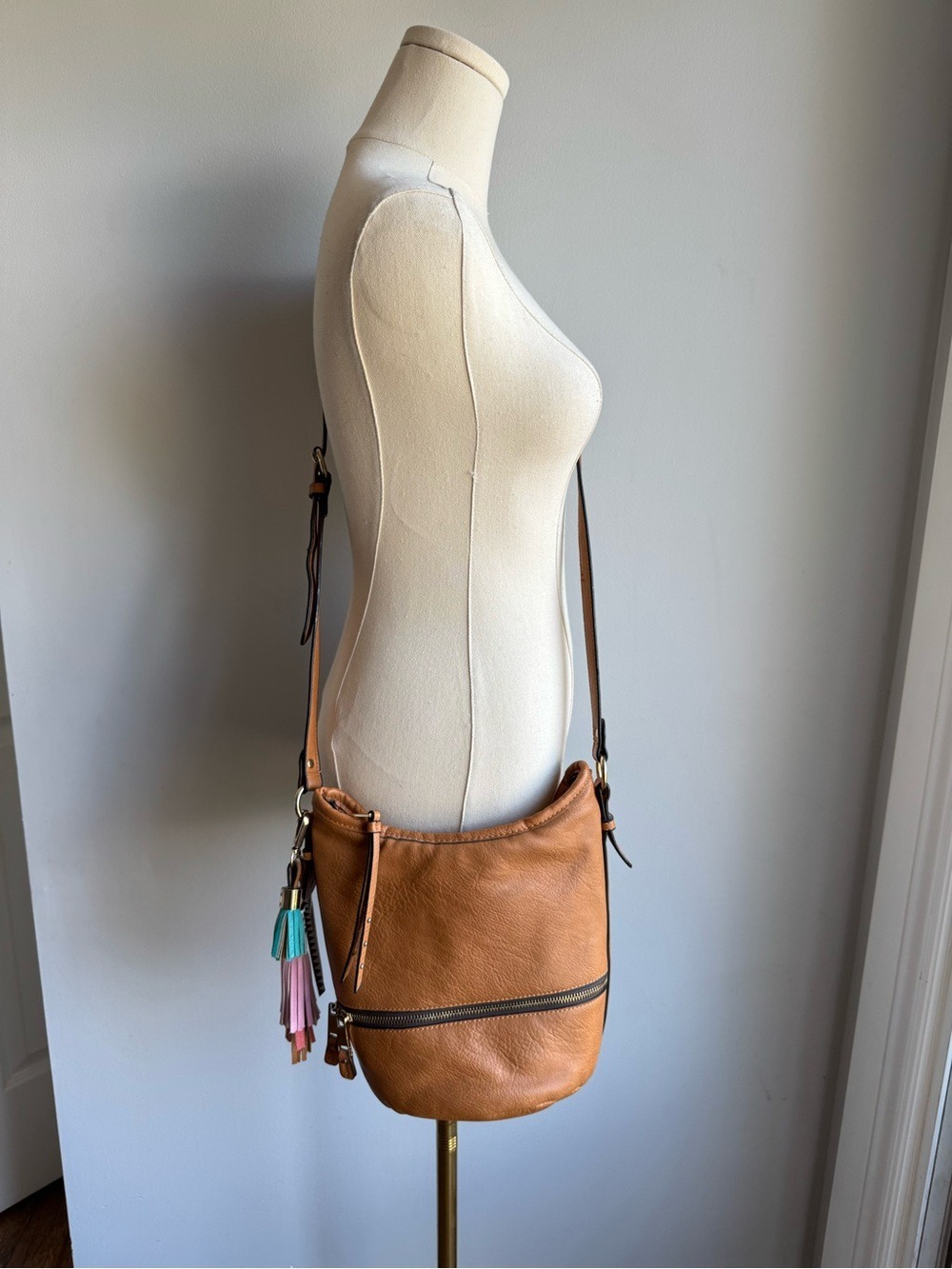Also Faux Leather Bucket Crossbody Bag Cognac Brown Boho Tassels Zip Top Cute! - Picture 2 of 15